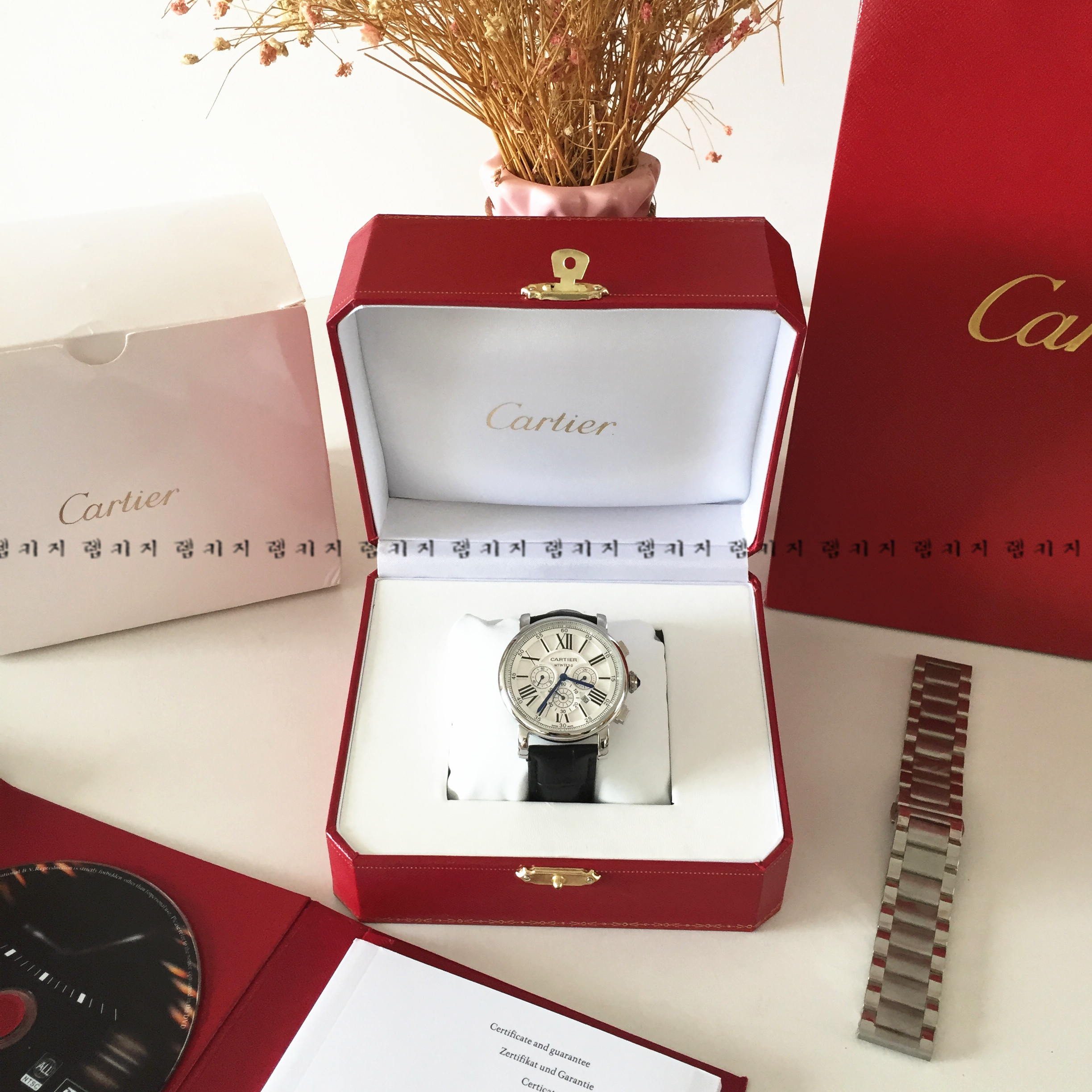 까르띠에 로통드 크로노그래프 가죽시계